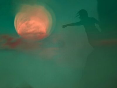 Visuel flou de l'ombre d'une personne devant la lune.