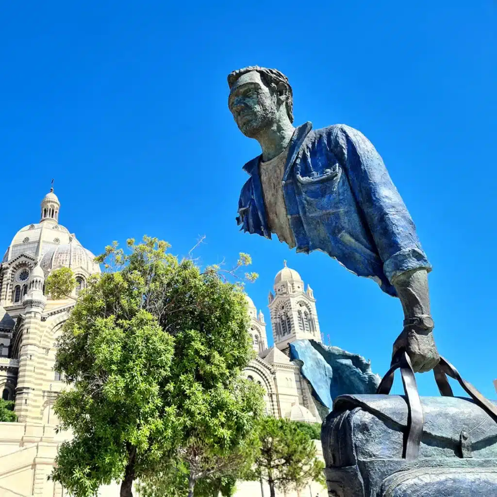 image d'un homme portant une valise et dont le corps a partiellement disparu