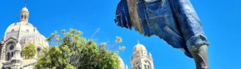 image d'un homme portant une valise et dont le corps a partiellement disparu