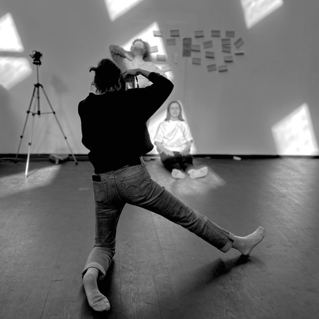 Le geste du photographe - "Entre Immobilité et frénésie au travail : ébauche d'une pensée en geste", Transitions sensibles, octobre 2025.