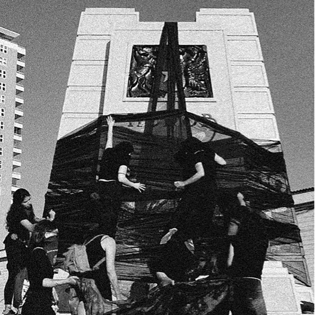 Monumento Honor a la Patria. Antofagasta, Chile. Image extraite de l'Inventario Iconoclasta de la Insurrección Chilena.